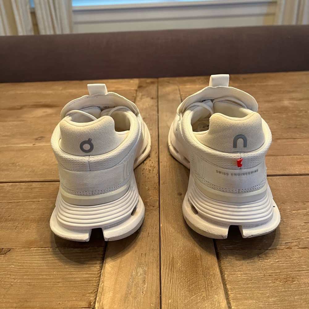 On Cloud Running Women’s Cloudnova - image 4